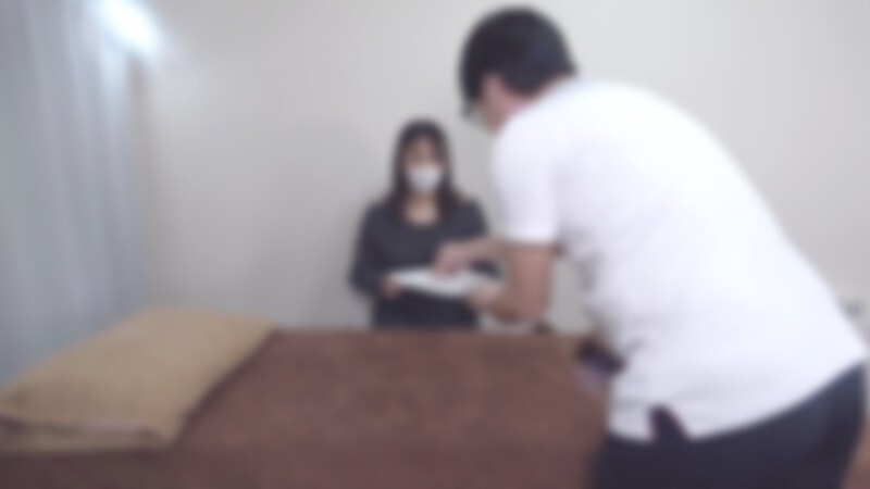 FC2-PPV-4692457 Sale on new products at half price until 6/1! [No/SEX] A housewife in her mid-40s with two husbands came to the store by online reservation. The mature and voluptuous wife seemed tired from playcare, so we gave her a shiatsu massage and ly